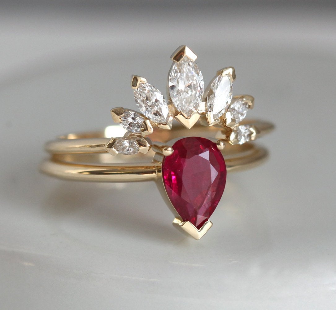 Birnen-Rubin-Solitärring-Verlobungsring-Set gepaart mit einem weißen Diamant-Kronenring im Marquise-Schliff