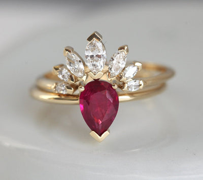 Birnen-Rubin-Solitärring-Verlobungsring-Set gepaart mit einem weißen Diamant-Kronenring im Marquise-Schliff