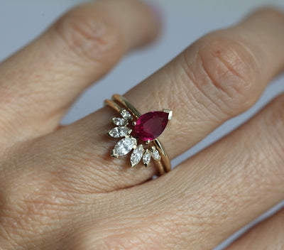 Birnen-Rubin-Solitärring-Verlobungsring-Set gepaart mit einem weißen Diamant-Kronenring im Marquise-Schliff