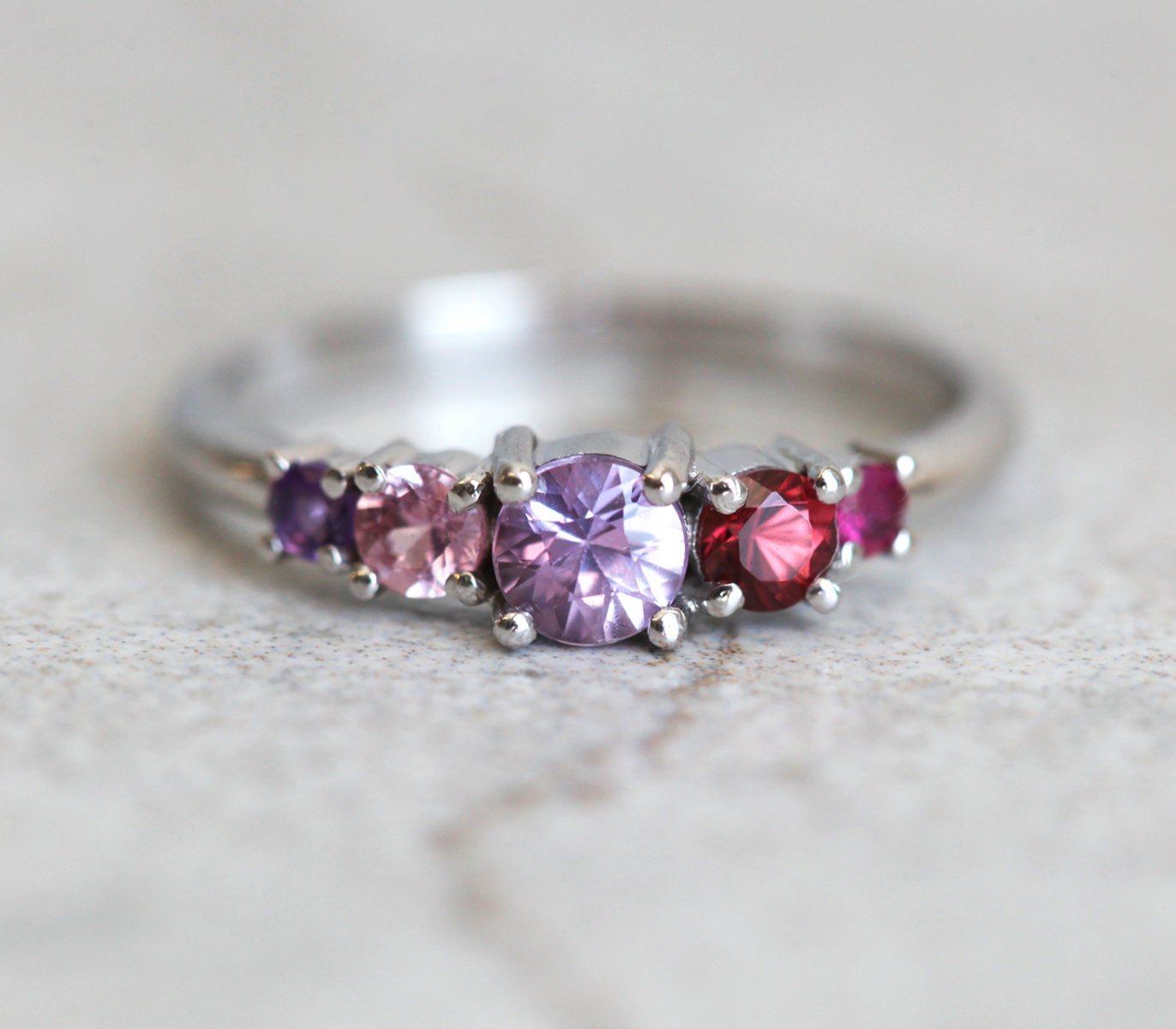 Lila runder Saphir-Clusterring mit Amethyst-, Rhodolith-Granat- und Rubinsteinen