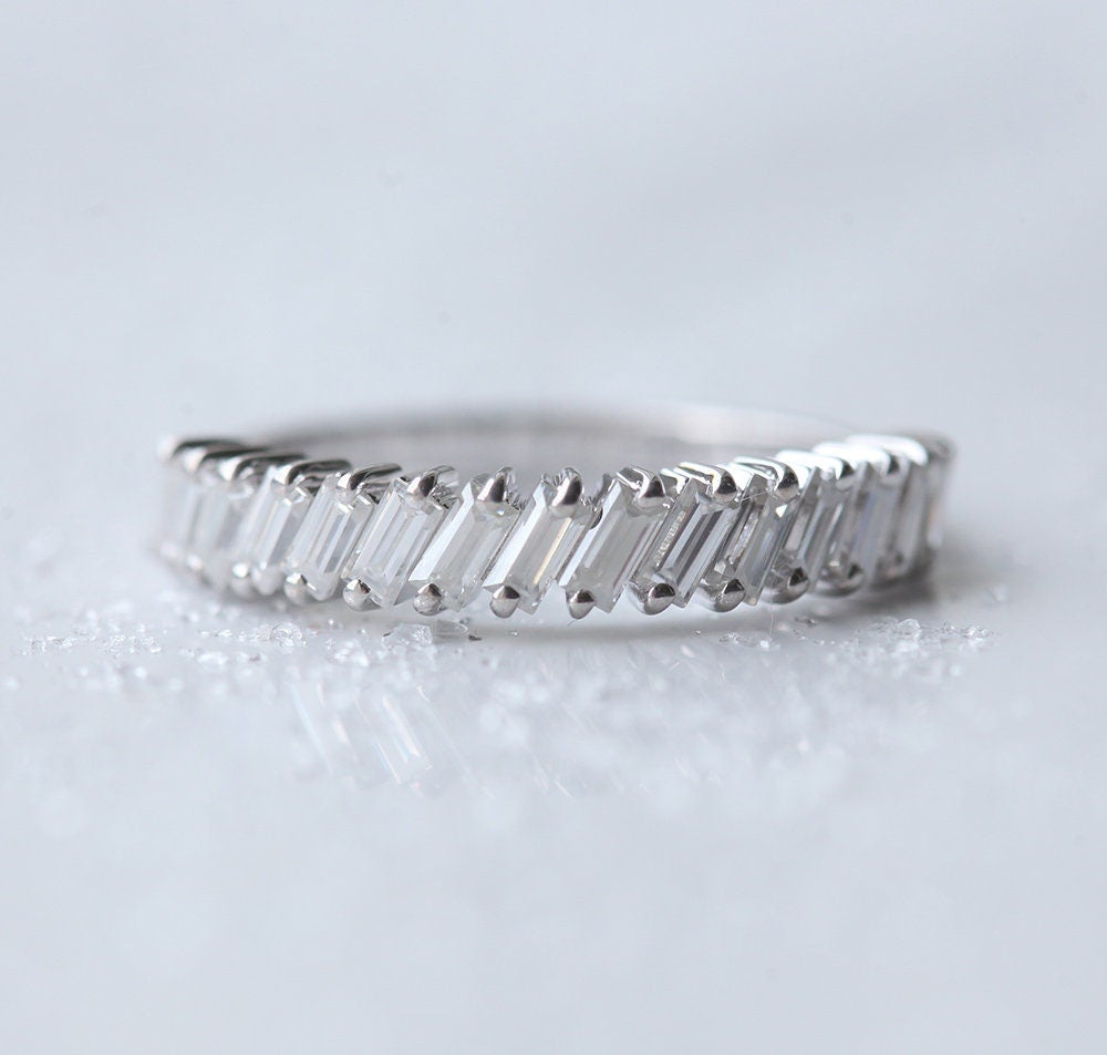 Einfacher Eternity-Ring mit weißen Baguette-Diamanten, dessen Diamanten diagonal wie Dominosteine ​​angeordnet sind