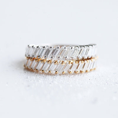 Einfacher Eternity-Ring mit weißen Baguette-Diamanten, dessen Diamanten diagonal wie Dominosteine ​​angeordnet sind