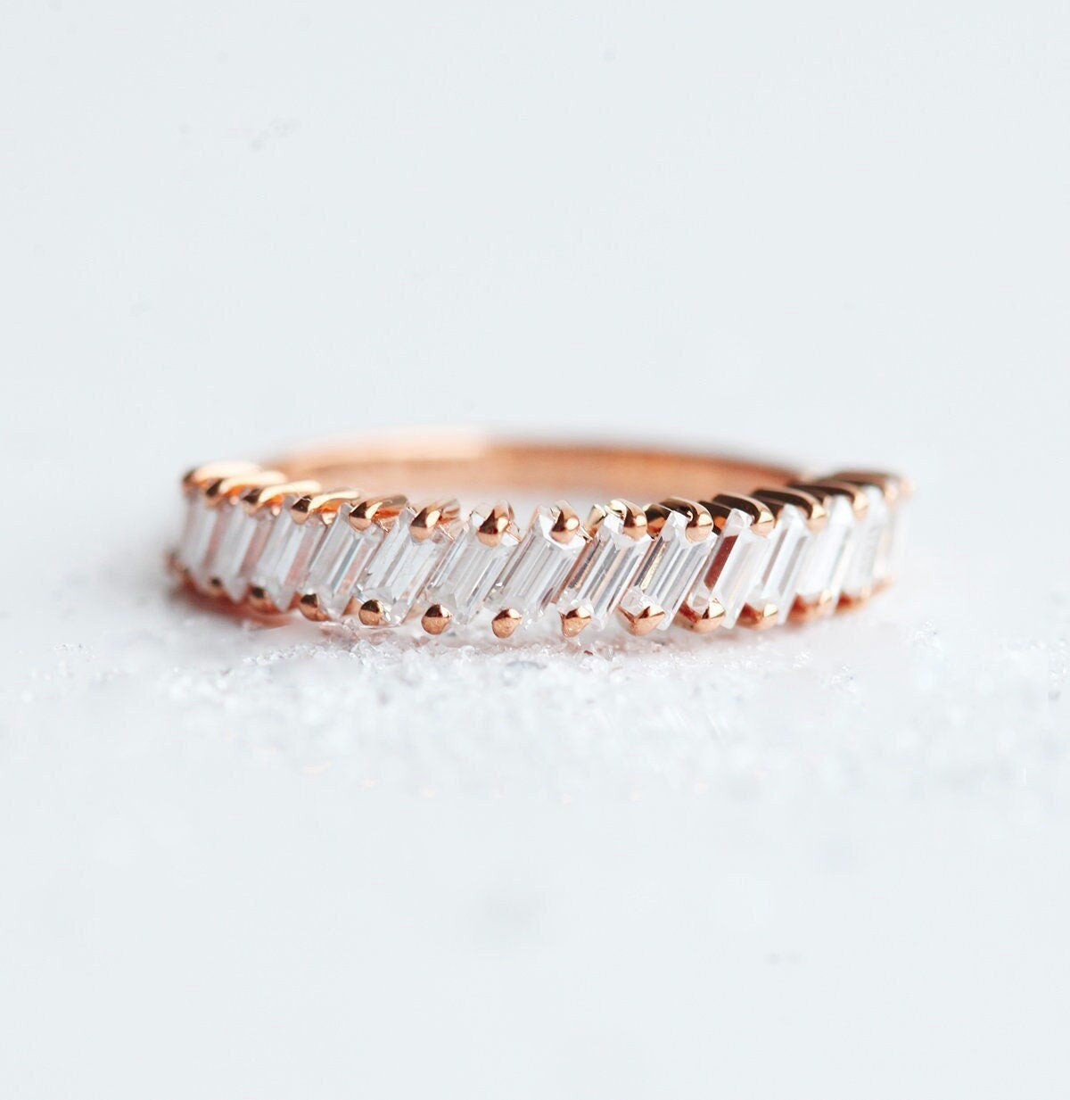 Einfacher Eternity-Ring mit weißen Baguette-Diamanten, dessen Diamanten diagonal wie Dominosteine ​​angeordnet sind