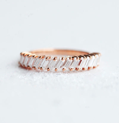 Einfacher Eternity-Ring mit weißen Baguette-Diamanten, dessen Diamanten diagonal wie Dominosteine ​​angeordnet sind