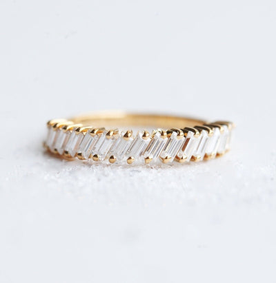 Einfacher Eternity-Ring mit weißen Baguette-Diamanten, dessen Diamanten diagonal wie Dominosteine ​​angeordnet sind