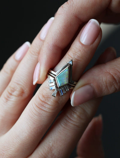 Weißer Kite-Opal-Ring, besetzt mit Baguette-Mondsteinen und konischen Baguette-Diamanten