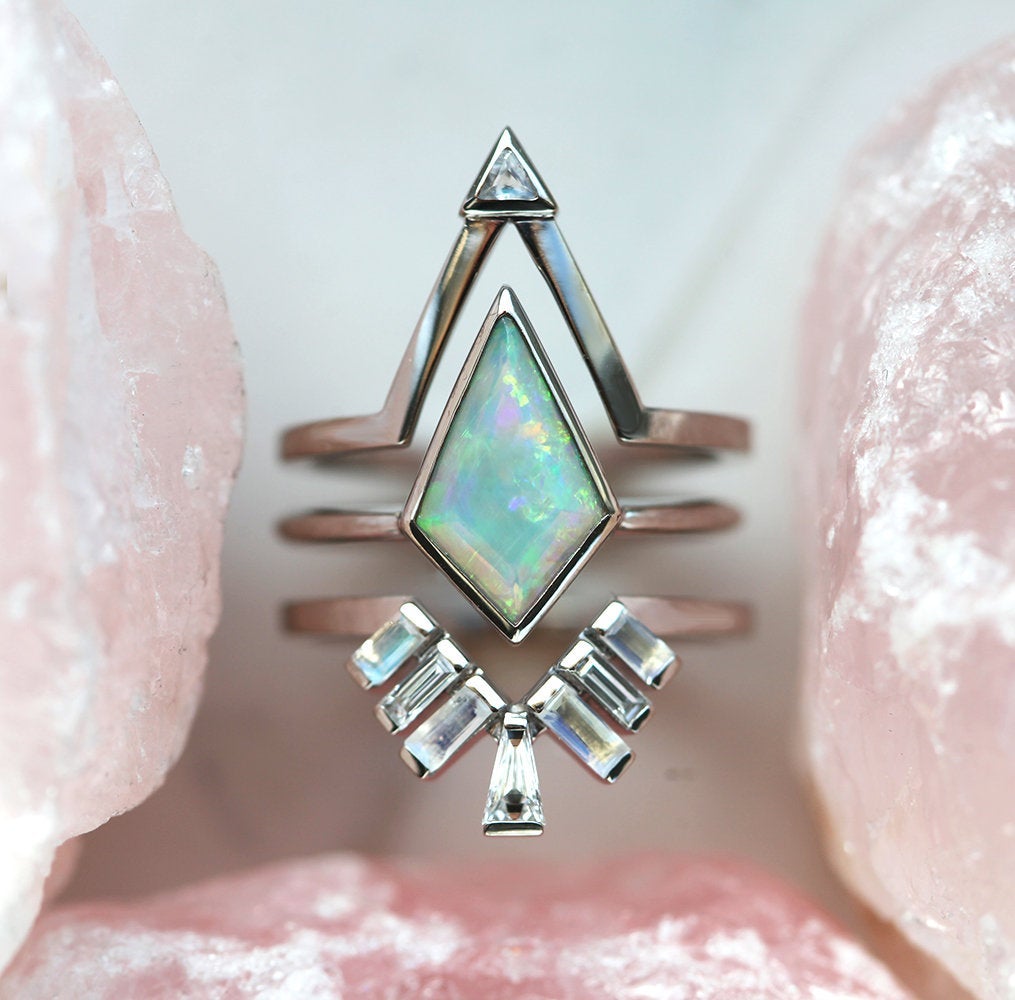 Weißer Kite-Opal-Ring, besetzt mit Baguette-Mondsteinen und konischen Baguette-Diamanten