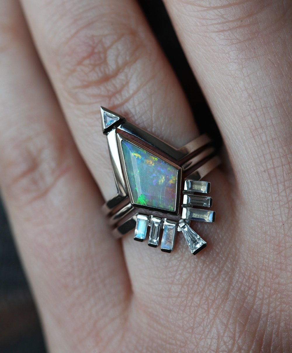 Weißer Kite-Opal-Ring, besetzt mit Baguette-Mondsteinen und konischen Baguette-Diamanten