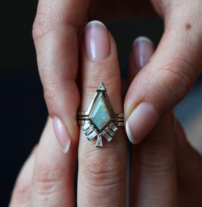 Weißer Kite-Opal-Ring, besetzt mit Baguette-Mondsteinen und konischen Baguette-Diamanten