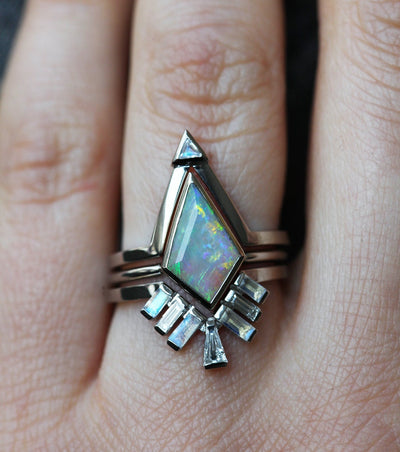 Weißer Kite-Opal-Ring, besetzt mit Baguette-Mondsteinen und konischen Baguette-Diamanten