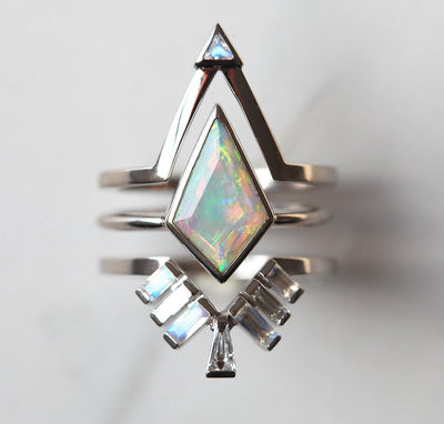 Weißer Kite-Opal-Ring, besetzt mit Baguette-Mondsteinen und konischen Baguette-Diamanten