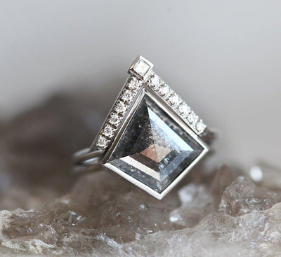 Kite Salt & Pepper-Diamantring, besetzt mit seitlichen weißen Diamanten im Princess-Schliff und runden