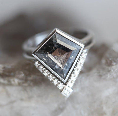 Kite Salt & Pepper-Diamantring, besetzt mit seitlichen weißen Diamanten im Princess-Schliff und runden