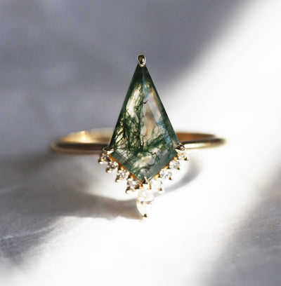 Kite Moss Achat-Ring mit seitlichen Marquise-Schliff und runden weißen Diamanten