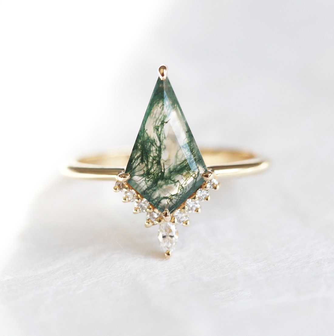 Kite Moss Achat-Ring mit seitlichen Marquise-Schliff und runden weißen Diamanten