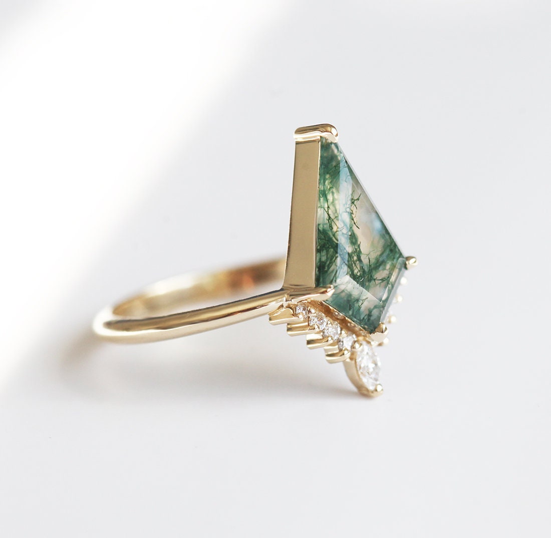 Kite Moss Achat-Ring mit seitlichen Marquise-Schliff und runden weißen Diamanten