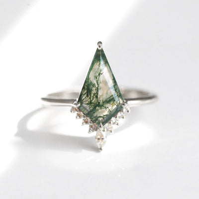 Kite Moss Achat, Platinring mit seitlichen Marquise-Schliff und runden weißen Diamanten 