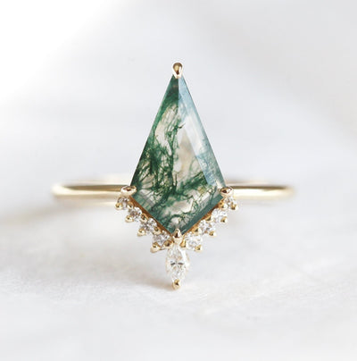 Kite Moss Achat-Ring mit seitlichen Marquise-Schliff und runden weißen Diamanten