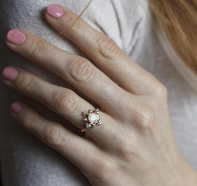 Goldener Vintage-Opalring im Prinzessschliff mit seitlichen runden weißen Diamanten