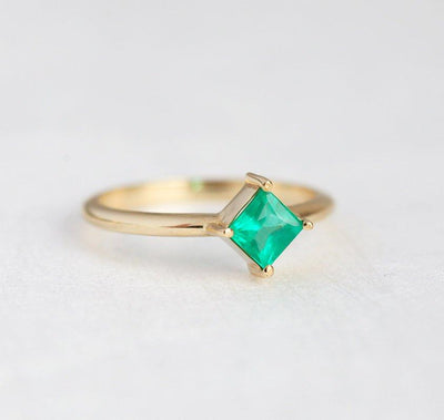 Zierlicher goldener Ehering mit quadratischem grünem Smaragdstein, Teil des Livia Princess Cut Emerald Ring Set. 