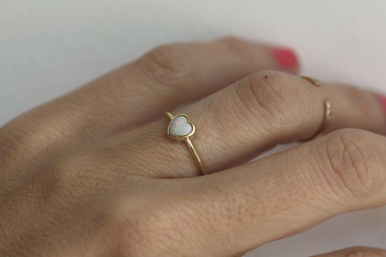 Herzförmiger Solitär-Ring aus Gelbgold mit weißem Opal