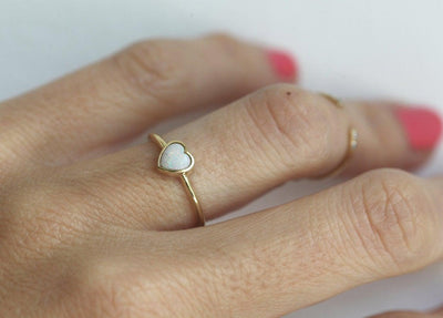 Herzförmiger Solitär-Ring aus Gelbgold mit weißem Opal