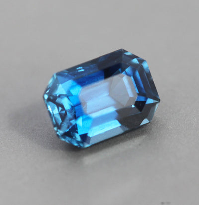 Loser achteckiger blauer Saphir