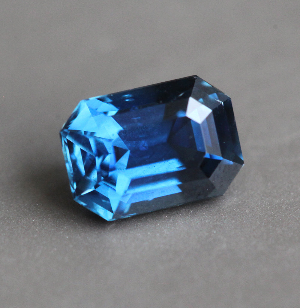 Loser achteckiger blauer Saphir