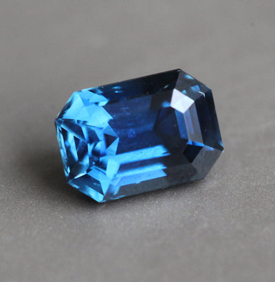 Loser achteckiger blauer Saphir