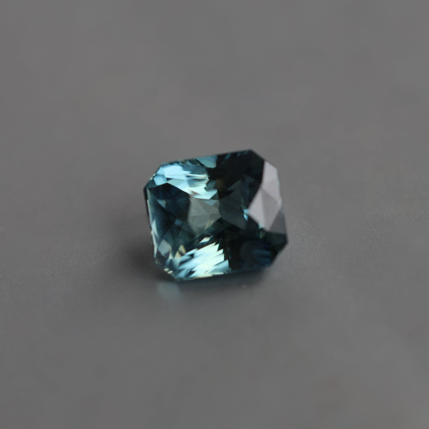 Loser, achteckiger blaugrüner Saphir