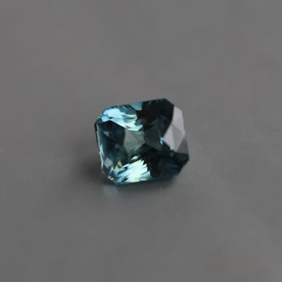 Loser, achteckiger blaugrüner Saphir