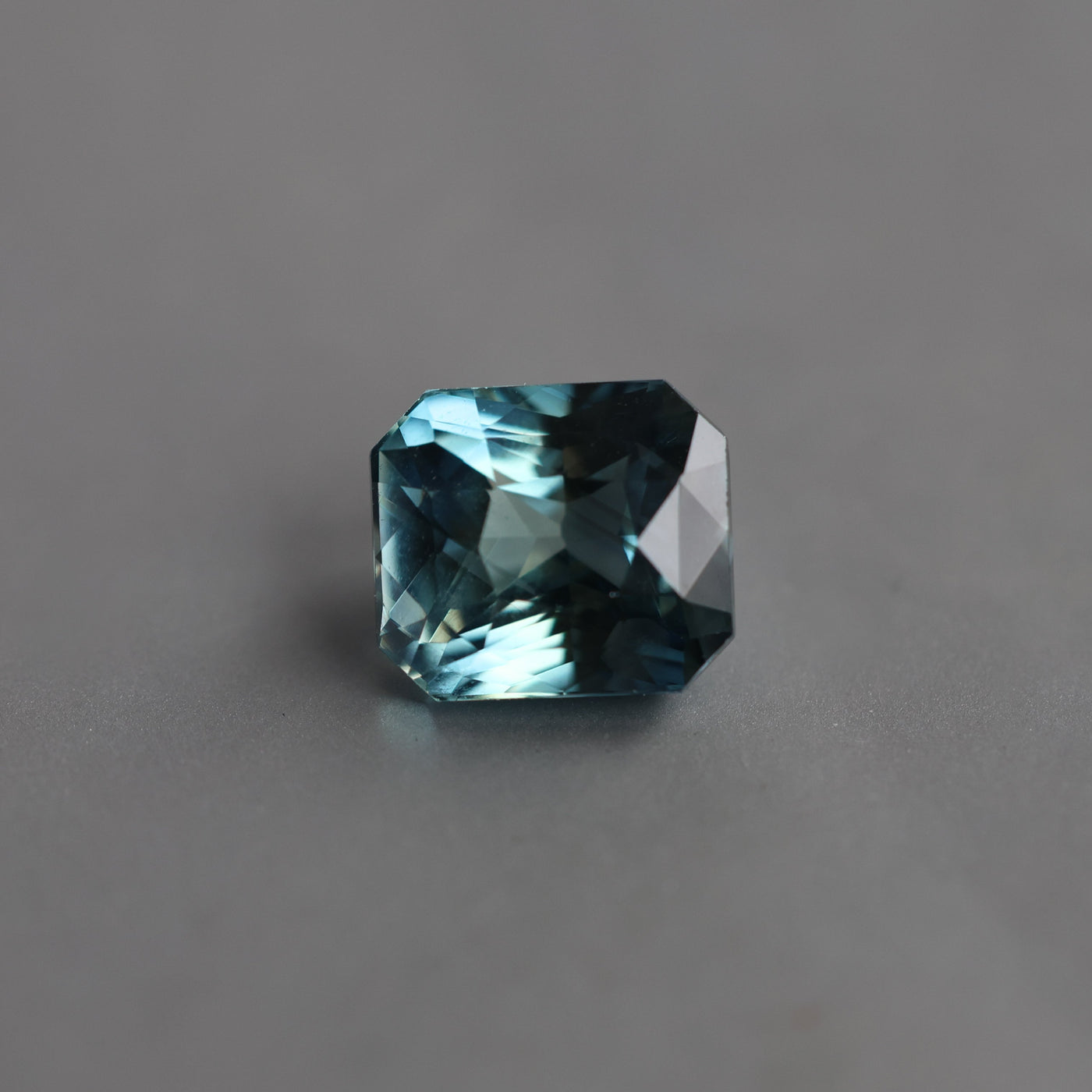 Loser, achteckiger blaugrüner Saphir