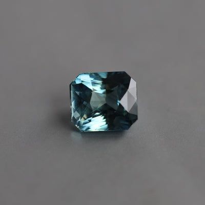Loser, achteckiger blaugrüner Saphir