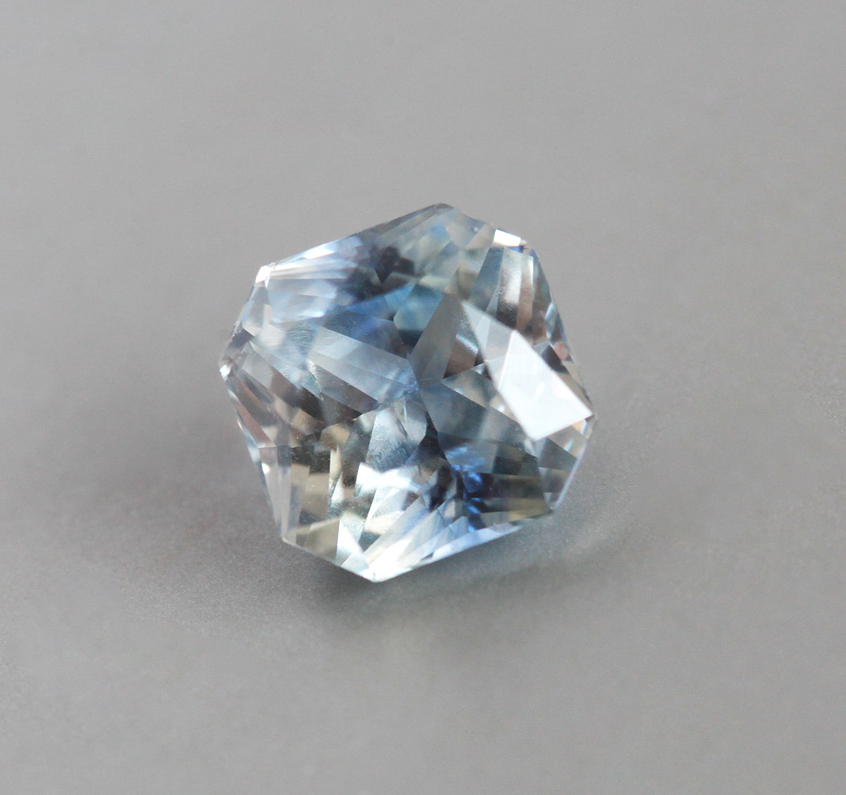 Loser achteckiger blauer und gelber Saphir
