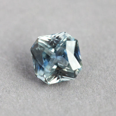 Loser achteckiger blauer und gelber Saphir