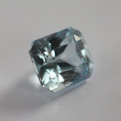 Loser achteckiger blauer Saphir