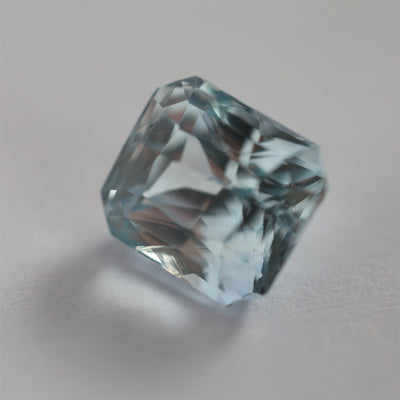 Loser achteckiger blauer Saphir