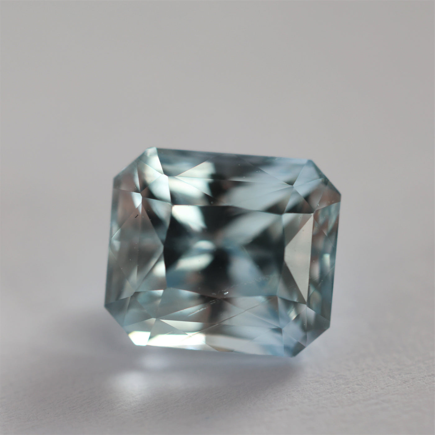 Loser achteckiger blauer Saphir