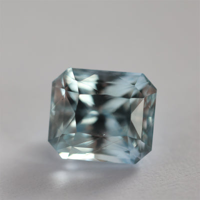 Loser achteckiger blauer Saphir