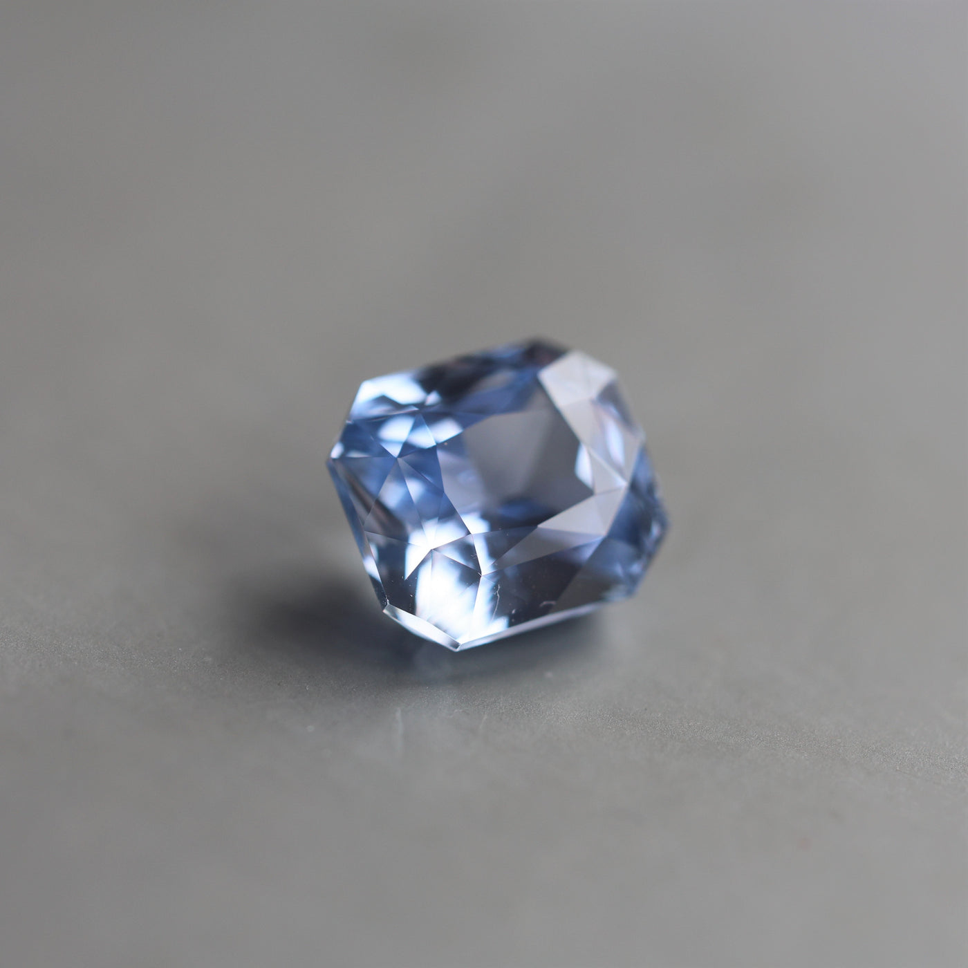 Loser achteckiger blauer Saphir