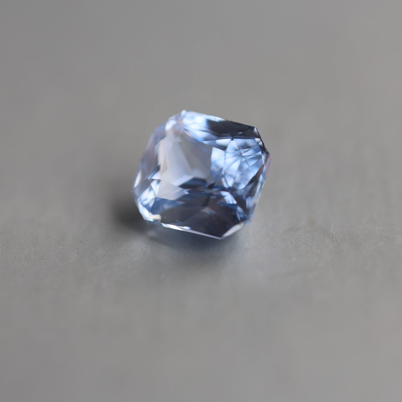 Loser achteckiger blauer Saphir
