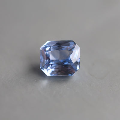 Loser achteckiger blauer Saphir