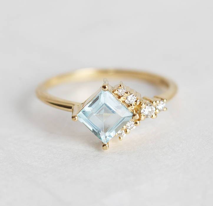 Blauer quadratischer Aquamarin-Cluster, Art-Deco-Ring mit seitlichen weißen Diamanten