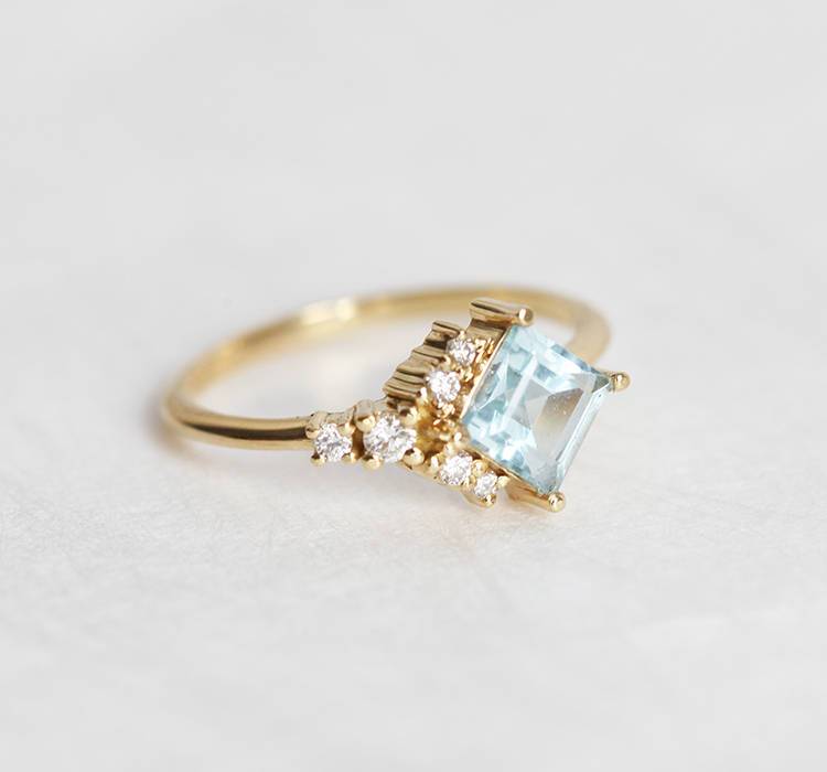 Blauer quadratischer Aquamarin-Cluster, Art-Deco-Ring mit seitlichen weißen Diamanten