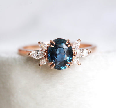 Ovaler blauer Ceylon-Saphirring mit seitlichen Diamanten