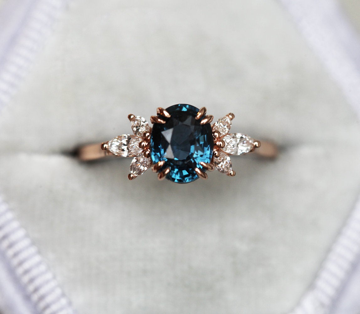 Ovaler blauer Ceylon-Saphirring mit seitlichen Diamanten