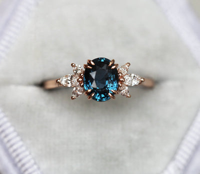 Ovaler blauer Ceylon-Saphirring mit seitlichen Diamanten