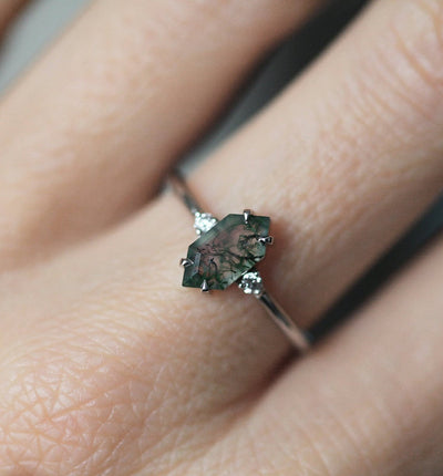 Sechseckiger Moosachat-Platinring mit seitlichen runden Diamanten