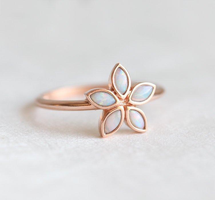 Blumenförmiger Ring aus Roségold mit weißem Opal im Marquiseschliff