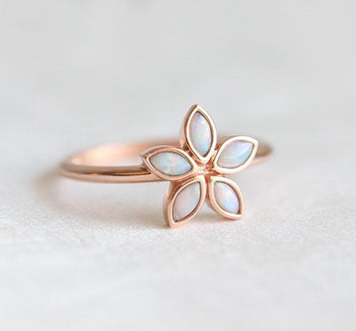 Blumenförmiger Ring aus Roségold mit weißem Opal im Marquiseschliff